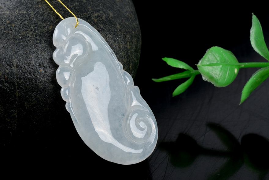 翡翠玉石是什么材质组成的 天然的翡翠为何这么受人喜爱
