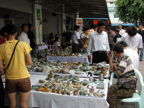 中缅边界翡翠交易市场有哪些 批发缅甸翡翠原石去这里