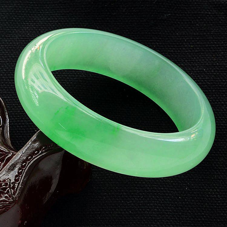 浅绿色翡翠手镯a货多少钱是多少 给你带来清新淡雅的翡翠颜色