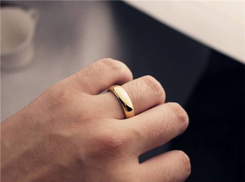 男人戒指的戴法和意义有哪些 男人为何要戴戒指