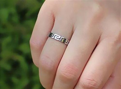 男生戒指戴法的含义 佩戴不同材质的戒指有着不同的性格
