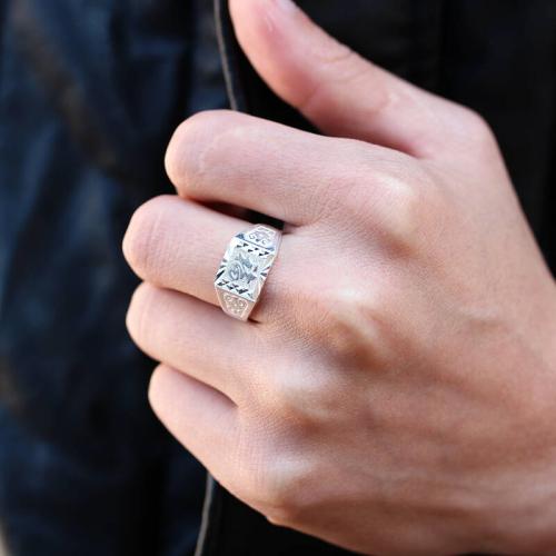 男士戴戒指的含义有哪些 戒指应该如何佩戴