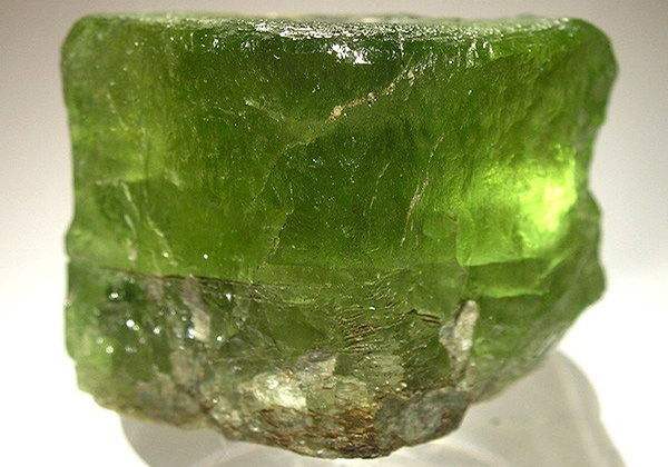 镁橄榄石有哪些特性和作用 如何鉴别镁橄榄石真假