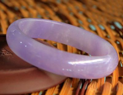 粉紫色翡翠手镯多少钱 浅谈应该如何挑选粉紫翡翠手镯