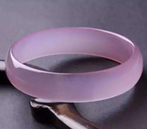 在紫色翡翠中粉紫底的手镯多少钱是多少 从哪几个方面去挑选
