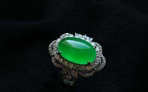 满绿翡翠戒指值多少钱  满绿翡翠戒指价格贵吗