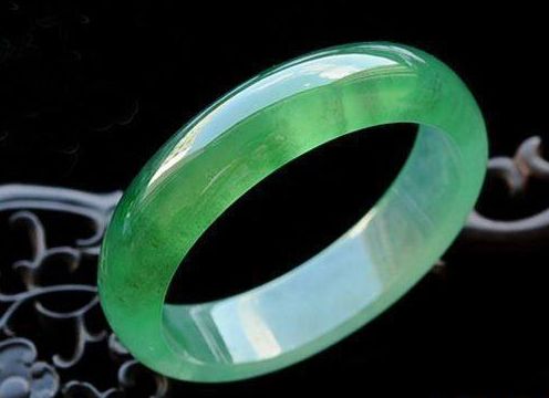 阳绿翡翠手镯鉴定及保养方法   阳绿翡翠手镯是什么种水