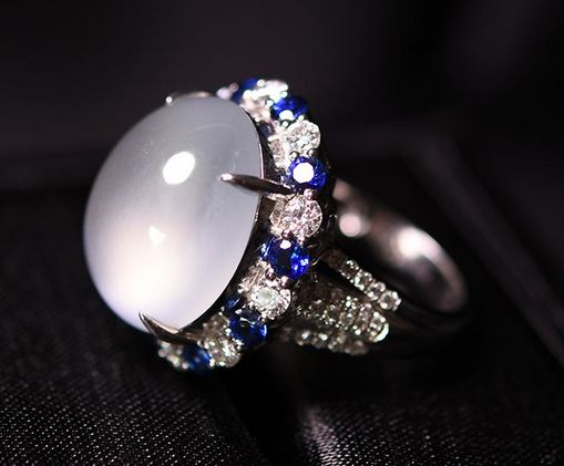 如何选择适合自己的翡翠戒指  翡翠戒指有什么特征和寓意