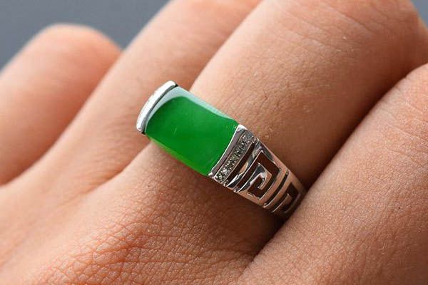 男人可以戴翡翠戒指吗？不同的手指戴有不同的含义