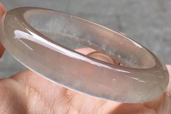 无色玻璃种翡翠手镯如何辨别是不是天然的   具有哪些特征