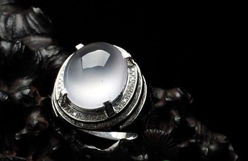 高档翡翠戒指一般是多少钱  翡翠戒指种类及选购技巧