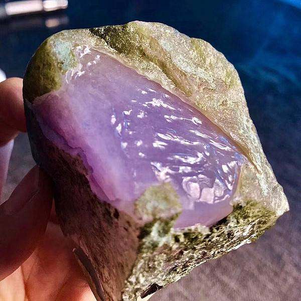 紫罗兰翡翠原石图片及鉴赏  紫罗兰翡翠原石价值分析