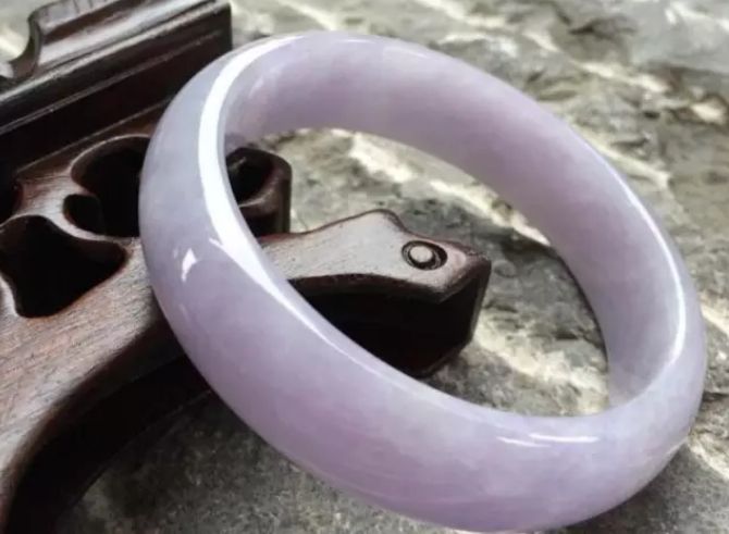 紫色翡翠手镯价格 什么样的紫色翡翠手镯值钱