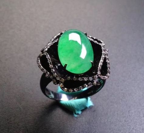 阳绿翡翠戒指现在价格是多少  阳绿翡翠戒指图片及介绍
