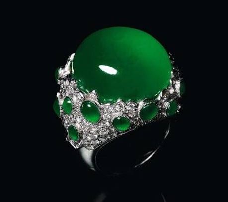 帝王绿翡翠颜色是什么样的  帝王绿翡翠戒指现在市场价格是多少