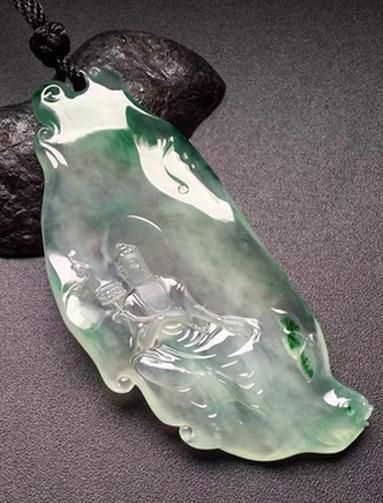 有裂的高冰飘绿花翡翠片料竟也可以雕刻成精品！