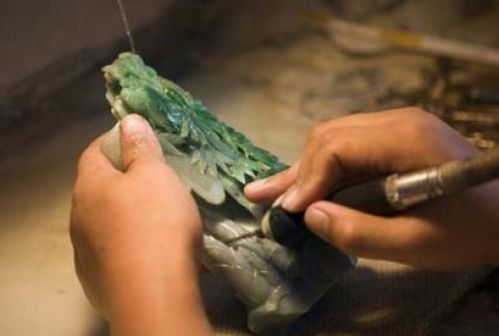原石到艺术的翡翠加工过程是怎样的 看完后惊呆了！