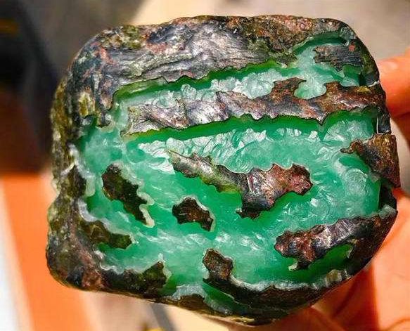 缅甸翡翠矿床生成原石的紧密关系 你了解了吗